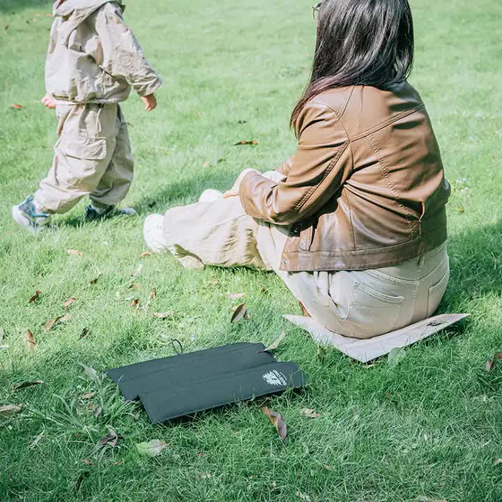 4 PCS Green Portable Waterproof Outdoor Picnic Mat, Moisture-Proof Thermal Seat Pad, Foldable and Lightweight Travel Cushion - Image 3